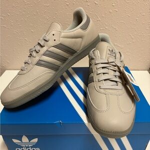 Adidas Men's Light Gray Sneakers